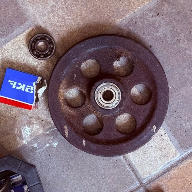 Cambio de rodamientos en poleas superiores de portón levadizo. Sustitución de rodamientos internos por modelos SKF en las poleas superiores para mejorar el desplazamiento. Trabajo realizado por HERREELEC.